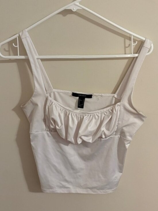 Tops - White Ruffled Crop Top🍓